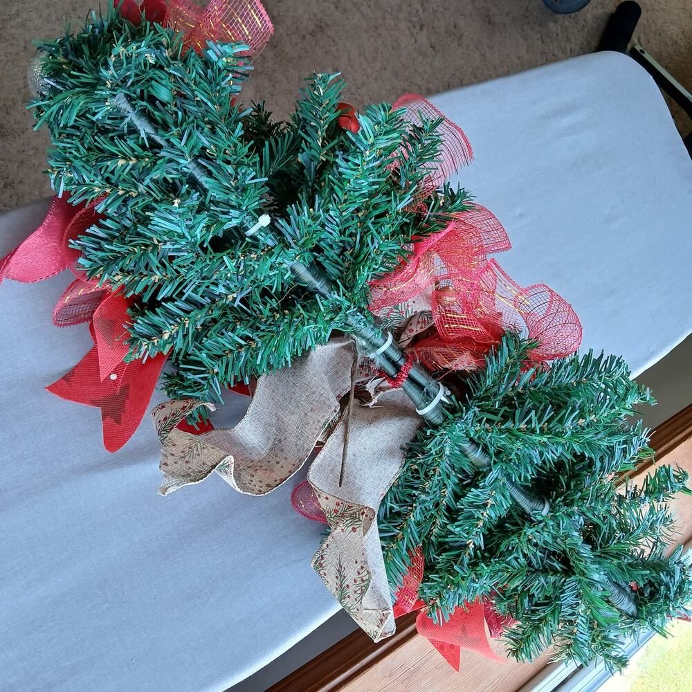 VTG Winter Holiday Swag Wreath Christmas Decor faux evergreen red gold ribbon - Picture 4 of 12